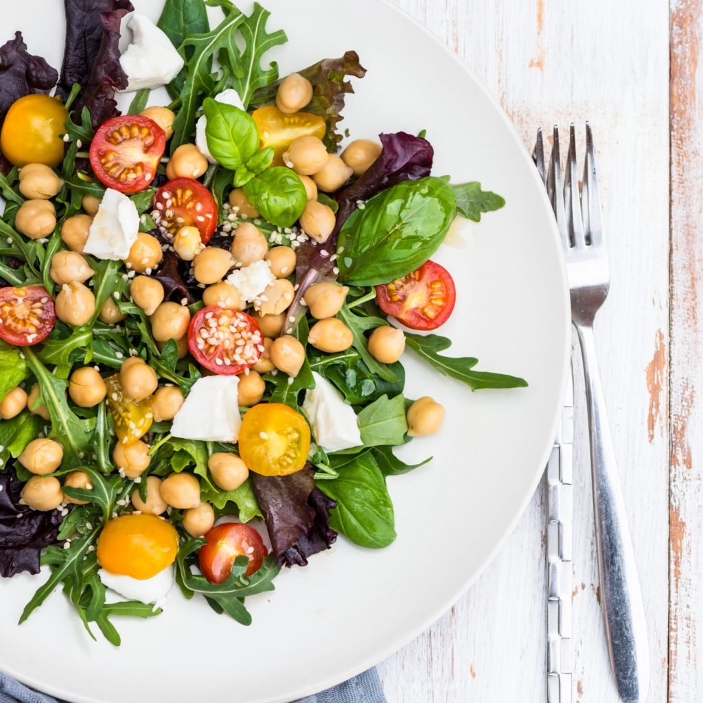 Healthy Salad with Chickpeas like Caprese